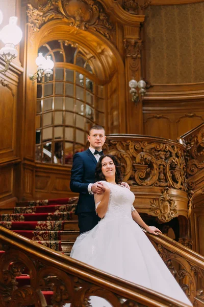 Eski klasik konak, zengin iç merdivenlerde poz zarif yeni evli çifti portresi