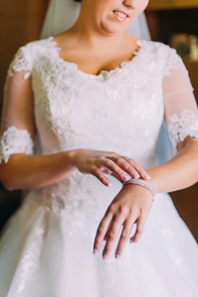 Pengantin wanita menunjukkan gelang mahal yang indah di tangannya — Stok Foto