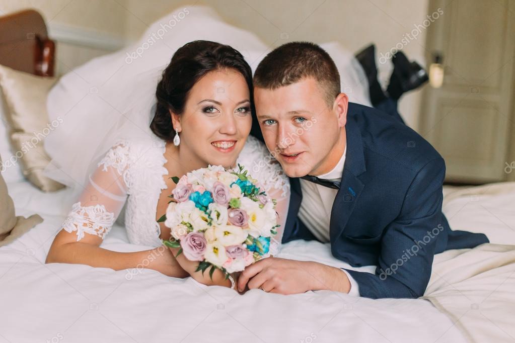 bab-russkie-molodozheni-v-posteli-oushen-krasivom-porno