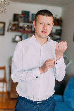 Kol düğmeleri ayarlamak beyaz tişörtlü adam şık genç moda