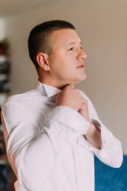 Genç sabitleme yaka damat ne zaman kendini düğün töreni için giyinme