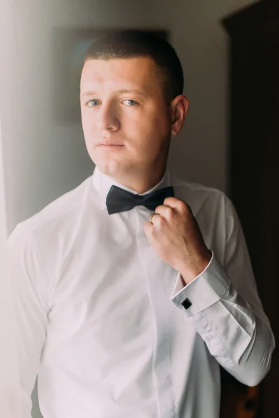 Retrato de elegante bonito jovem homem de moda em camisa branca e laço — Fotografia de Stock