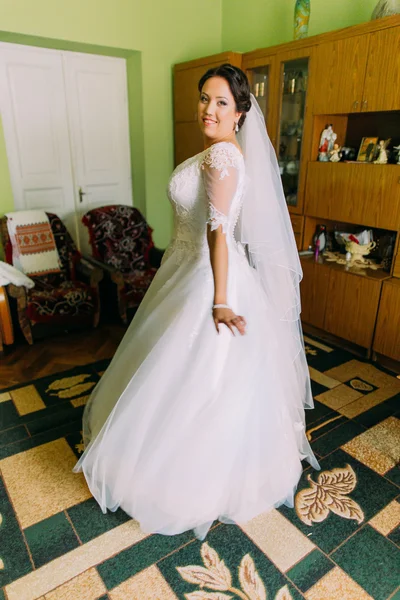 白いウェディング ドレスを着て、準備コンセプト インテリアでゴージャスな花嫁。完全な長さの肖像画 — ストック写真