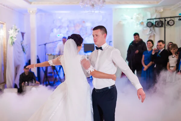 Наречений і наречений перший весільний танець у білому яскравому залі з розмитим тлом — стокове фото