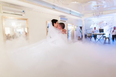 Gelin ve damat ilk düğün dansı dumana dancefloor parlak salonu