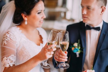 Yeni evli hayatlarını birlikte kutluyor mutlu yeni evliler İçecek şampanya