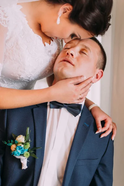 Recién casados tienen un momento íntimo dulce después de la ceremonia de boda — Foto de Stock