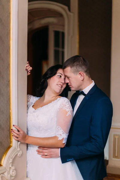 Primer plano de feliz pareja recién casada abrazando en el interior vintage de lujo —  Fotos de Stock