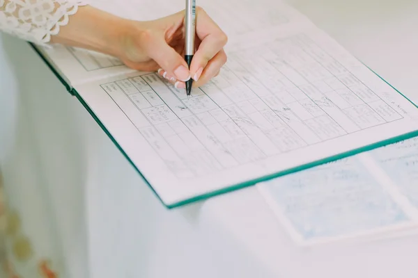 Bride undertecknande äktenskap licens eller bröllop kontrakt, närbild kvinnlig hand med penna — Stockfoto