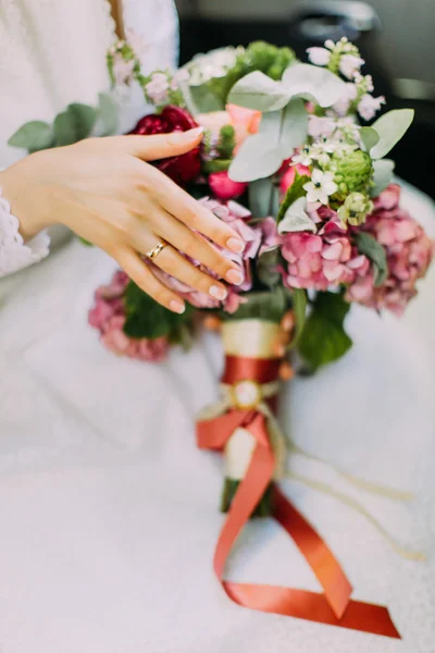 Belo buquê de casamento de verão na mão com anel da noiva — Fotografia de Stock