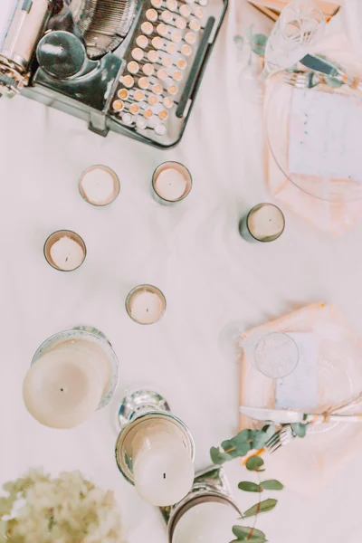 Vista superior de las citas de mesa de boda con hermosas flores. Romántico, amor, San Valentín —  Fotos de Stock