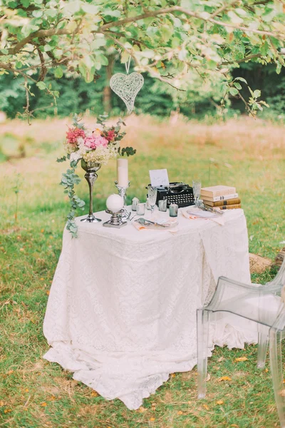 Bonito duas cadeiras e mesa com muitas velas para jantar romântico na floresta da noite de verão — Fotografia de Stock