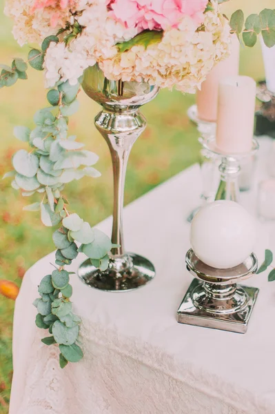 Decoração de casamento rosa, arranjo floral, serviços de catering, mesa servida decorada para uma sessão de fotos — Fotografia de Stock