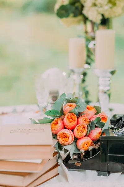 Antigua máquina de escribir adornos vintage y jarrones de flores secas en la mesa de la boda . — Foto de Stock