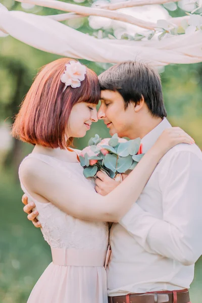 Sposi novelli con la fronte insieme affettuosamente nel parco estivo, primo piano — Foto Stock