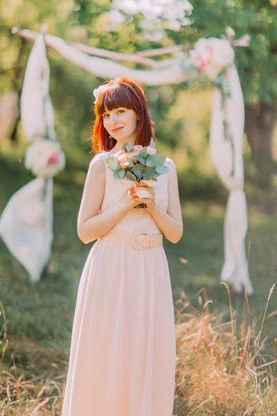 Красива і молода дівчина в весільній сукні позує в лісі серед кольорів множинності — стокове фото