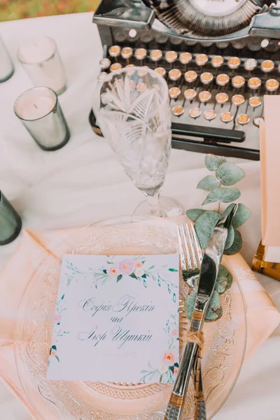 Dekorace svatebního stolu s klasickými růžemi a svíčkami — Stock fotografie