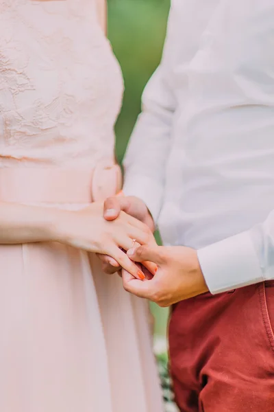 Pareja casada joven cogida de la mano, día de la boda de ceremonia, primer plano al aire libre — Foto de Stock