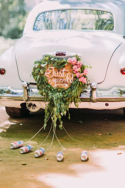 Vintage voiture de mariage avec signe juste marié et boîtes attachées, gros plan — Photo