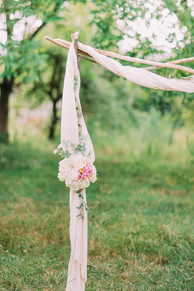 Detalles del arco de la boda con flores rosadas, verano — Foto de Stock
