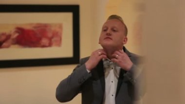 Damat düzeltir onun papyon kadar yakın. Düğün hazırlıkları