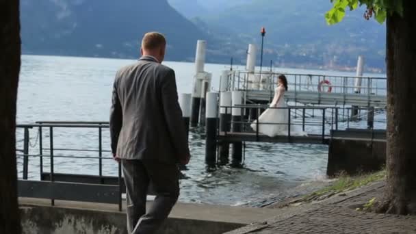 Felice matrimonio di coppia a piedi sul molo a Como, Italia — Video Stock