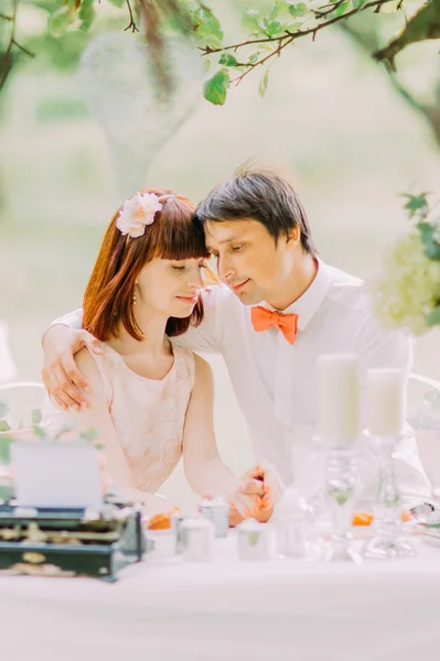 Feliz joven pareja de boda caminando juntos en el parque de primavera . —  Fotos de Stock