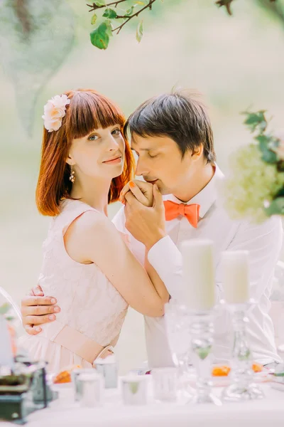 Bruiloft foto van een jong koppel die zijn net getrouwd en vieren op picknick met champagne — Stockfoto