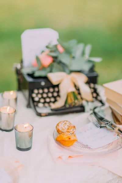 Máquina de escribir, velas y flores como decoración para la sesión de fotos de boda en el bosque —  Fotos de Stock