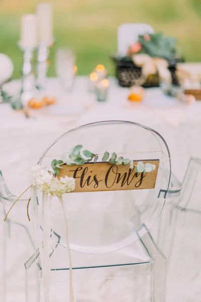 Cadeira para o noivo na cerimônia de casamento assinou apenas, close-up — Fotografia de Stock