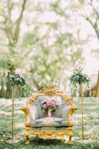 Ramo de flores de boda rosas con cintas rojas y soporte de encaje withe en la silla vintage al aire libre en el jardín —  Fotos de Stock