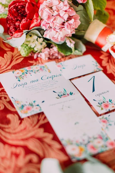 Composição flores e convites com envelopes sobre fundo vermelho — Fotografia de Stock