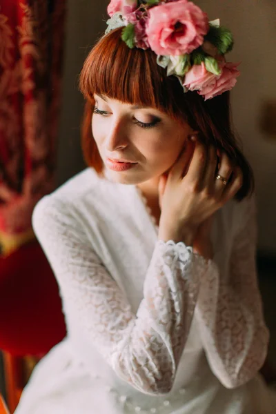 Preparación nupcial para la ceremonia de la boda, novia poniéndose joyas — Foto de Stock