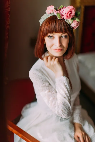 Retrato de bela jovem noiva de cabelos vermelhos com a mão perto do rosto em branco — Fotografia de Stock