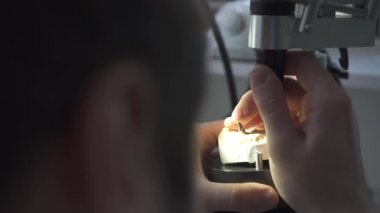 Diş protez restorasyonu. Uzman klinik hasta için protez heykel