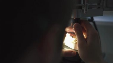 Diş protez restorasyonu. Denturist alçı ve polimer malzemelerden protez heykel olduğunu