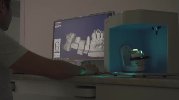 3D Dental Digital Modeling tand restauratie. Tandartsen high-tech apparatuur op het werk — Stockvideo
