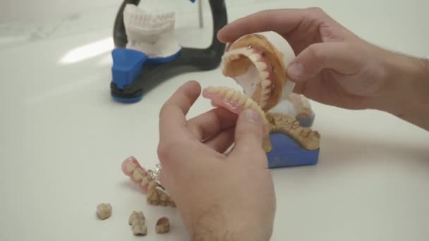 Restauración protésica dental. Especialista está tratando de oclusión mientras esculpe prótesis dentales — Vídeo de stock