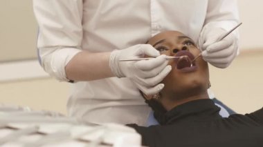 Beyaz lateks eldiven ve maske onay durumu Afrikalı-Amerikalı kadın hastanın diş doktoru