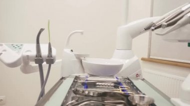 Diş tedavisi için ofiste diş ekipmanları genel bakış. Diş ofisi, tıbbi malzeme, diş matkabı. Resepsiyon için her şey hazır bir hasta