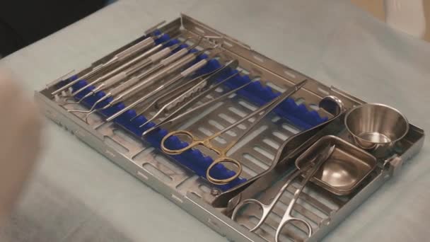 Conjunto de ferramentas de equipamentos médicos de metal para dentes cuidados dentários. Médico toma instrumentos — Vídeo de Stock