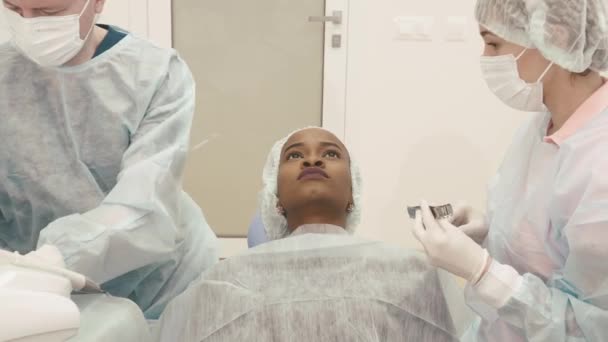 Potret serius muda african-american wanita menunggu untuk pemeriksaan gigi — Stok Video