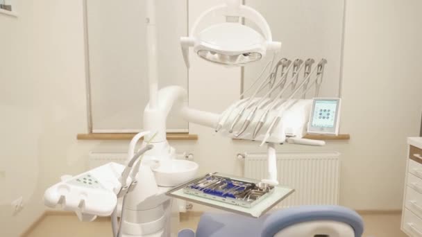 Пустой стоматологический кабинет с современным оборудованием — стоковое видео