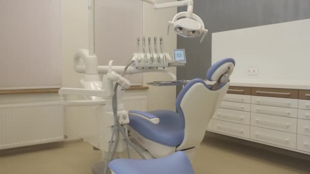 Clínica odontológica: sala com cadeira dentária e equipamentos médicos — Vídeo de Stock