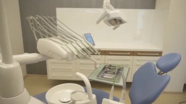 Modern diş hekimliği. Diş sandalyesi ve diş hekimleri tarafından kullanılan diğer aksesuarlar beyaz, sıhhiye ışığı