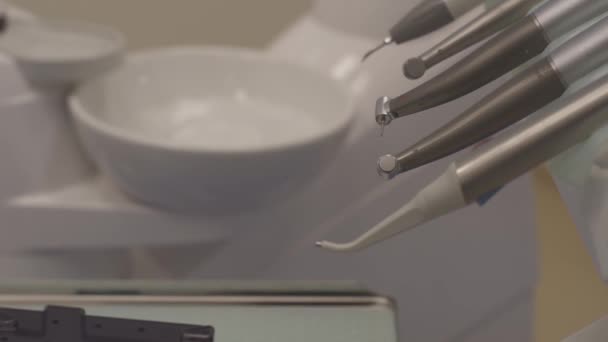 Närbild av tandläkare verktyg utrustning i stomatologi klinik — Stockvideo