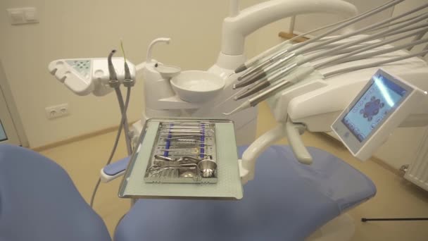 Diş hekimliği bürosunda ekipman ve diş aletleri. Aletler yakın plan. Dişçilik — Stok video