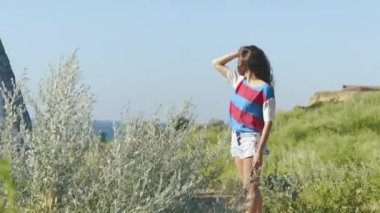 Sahilde bekleyen genç kadın, onu kucaklayan adamla tanışmak için ne zaman görünür