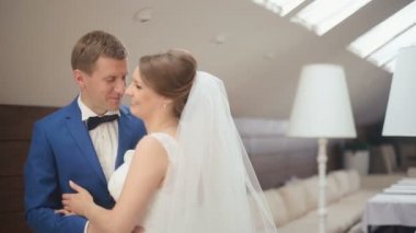 Damat ve gelinin birbirine yumuşak bir şekilde gülümseyip flört etmeleri komik bir an. Lüks kafe arka planı