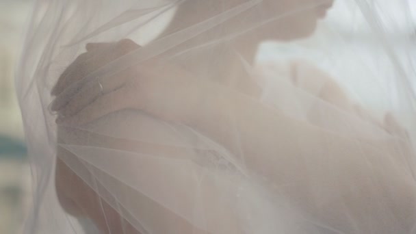 Close-up van prachtige doordachte blonde bruid bedekt met sluier kijken naar de verbazingwekkende Cityscape bij het raam in het luxe café — Stockvideo